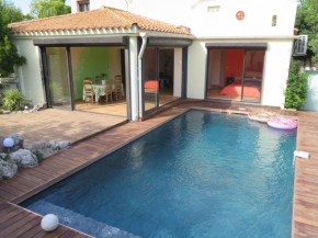 Charmante villa avec piscine tout près de l'étang.
